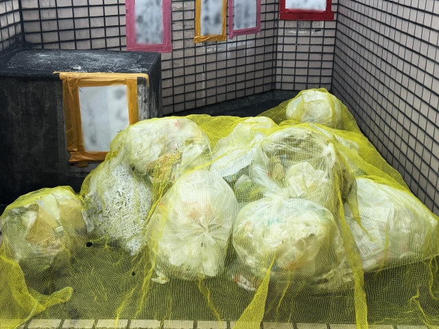 ルールを守らないゴミ出しによる悪臭・衛生トラブルのイメージ写真
